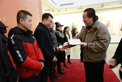 中国国家画院院长杨晓阳为学员颁发证书