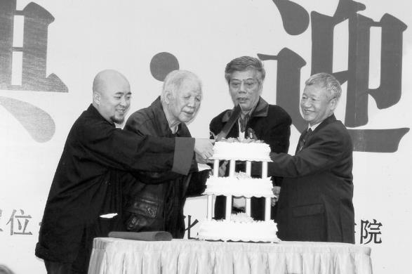 图 7. 广州画院成立二十五周年晚宴现场之二，历任院长刘仑(左二)、陈永锵(右三)、张绍城(右一)、方土(左 一)， 亲自切华诞蛋糕，2007 年