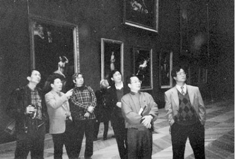 图 6.1999年4月，福建省画院画家赴法国进行艺术考察， 图为画家们在参观卢浮宫。