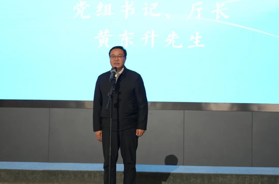 河南省文化和旅游厅党组书记、厅长黄东升宣布展览开幕