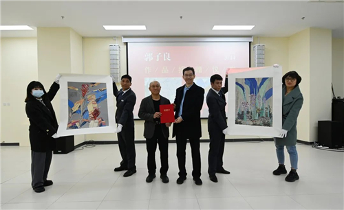 中国国家画院党委书记燕东升向郭子良颁发收藏证书