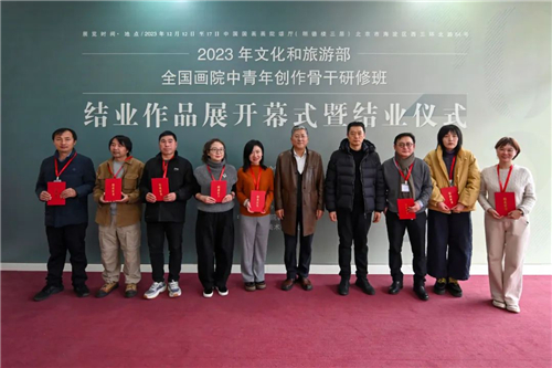 于文江为花鸟组学员颁发结业证书 于文江、周午生与花鸟组学员合影