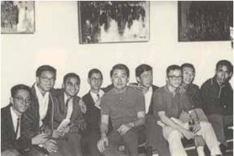 香港现代文学美术协会成员合影于1963年