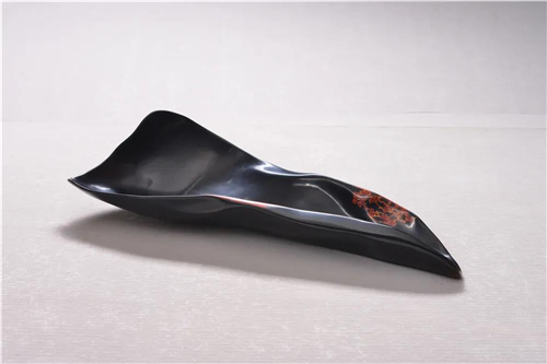 汤志义 一叶之舟（一） 布胎、大漆 80cm×130cm×16cm 2013年