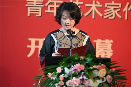 中国国家画院青年画家何佳芮代表参展画家发言