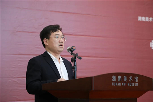 湖南省文联党组成员、副主席、秘书长邓清柯主持开幕式