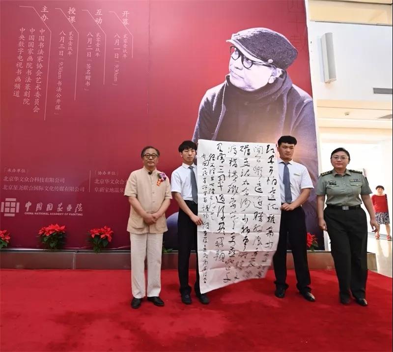 中国人民革命军事博物馆藏品保管室副主任闫欣接受捐赠