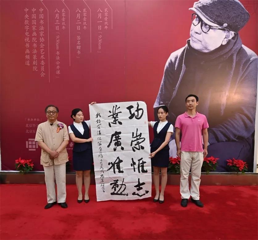 中国人民解放军仪仗队宣传科长李捷接受捐赠