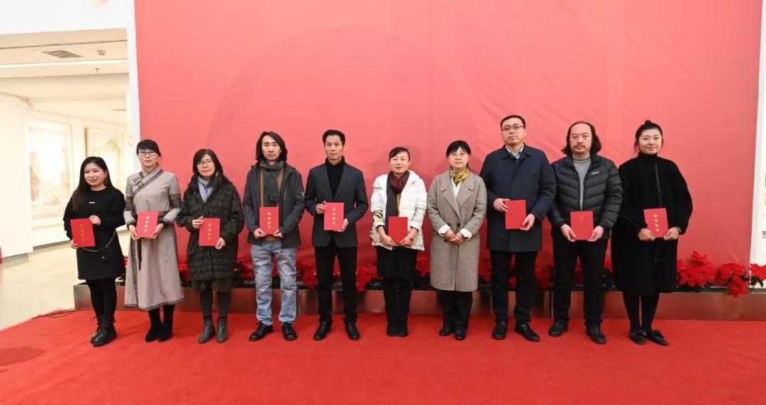 文化和旅游部艺术司副司长周汉萍为学员颁发证书并合影留念