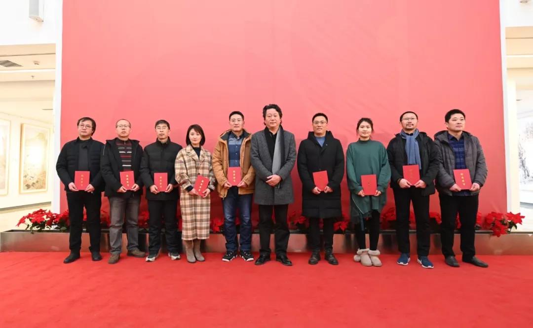 中国国家画院副院长张江舟为学员颁发证书并合影留念