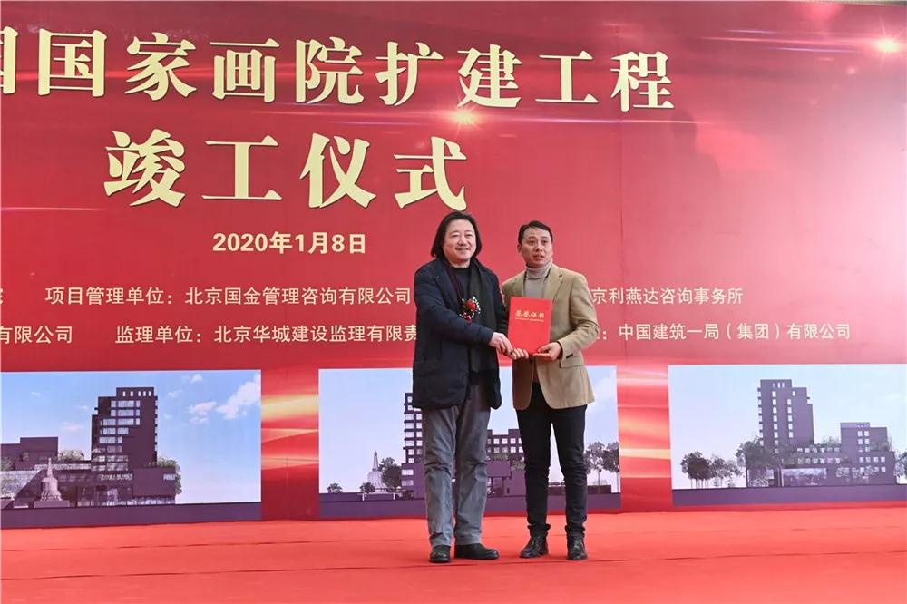 中国国家画院副院长纪连彬向石材供货单位颁发捐赠证书