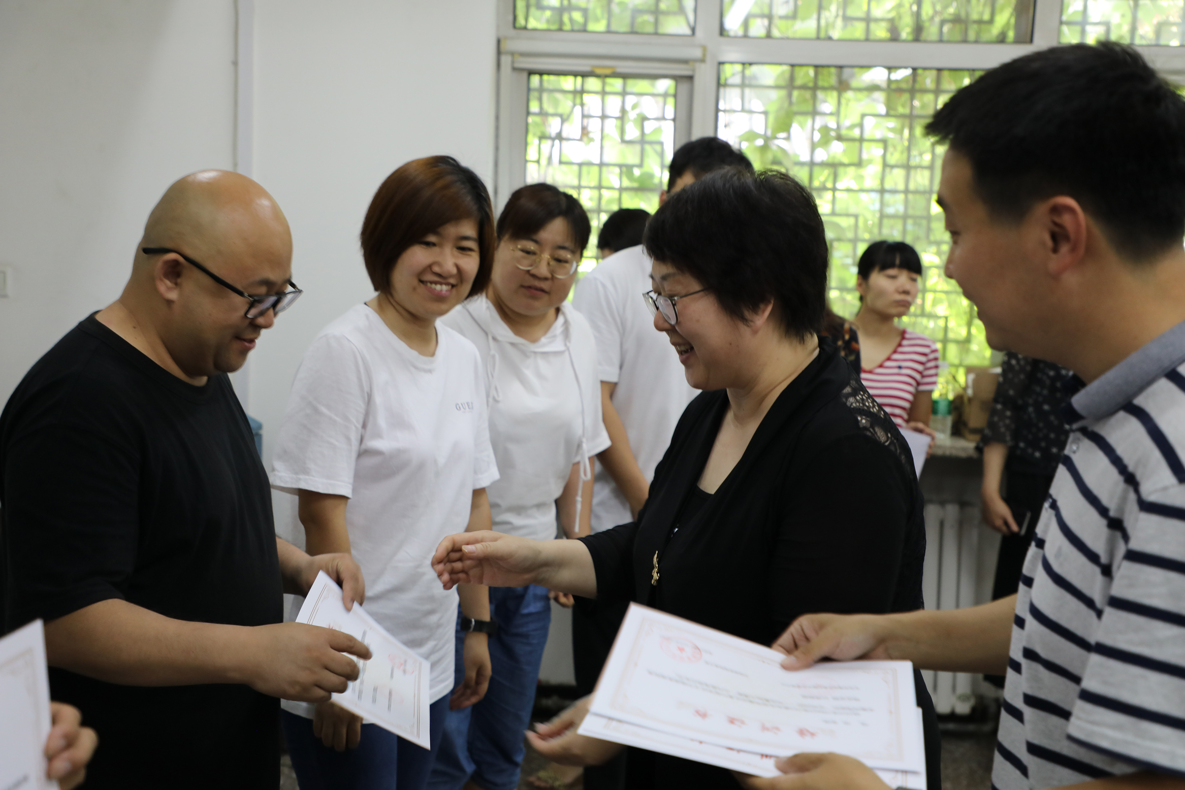 北京市海淀区紫竹院学区管理中心主任 郭萍为学员颁发证书