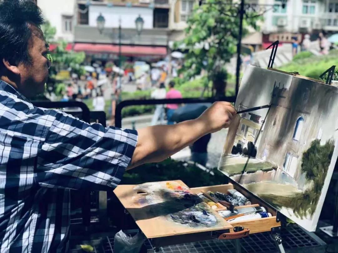 他说“立面很厚,怪不得能立起来”,这个感叹像是隐喻了澳门之行,我们在那首歌、在大众传媒里熟悉的Macau,其实和在采风中亲自接触到的澳门,还是不一样的