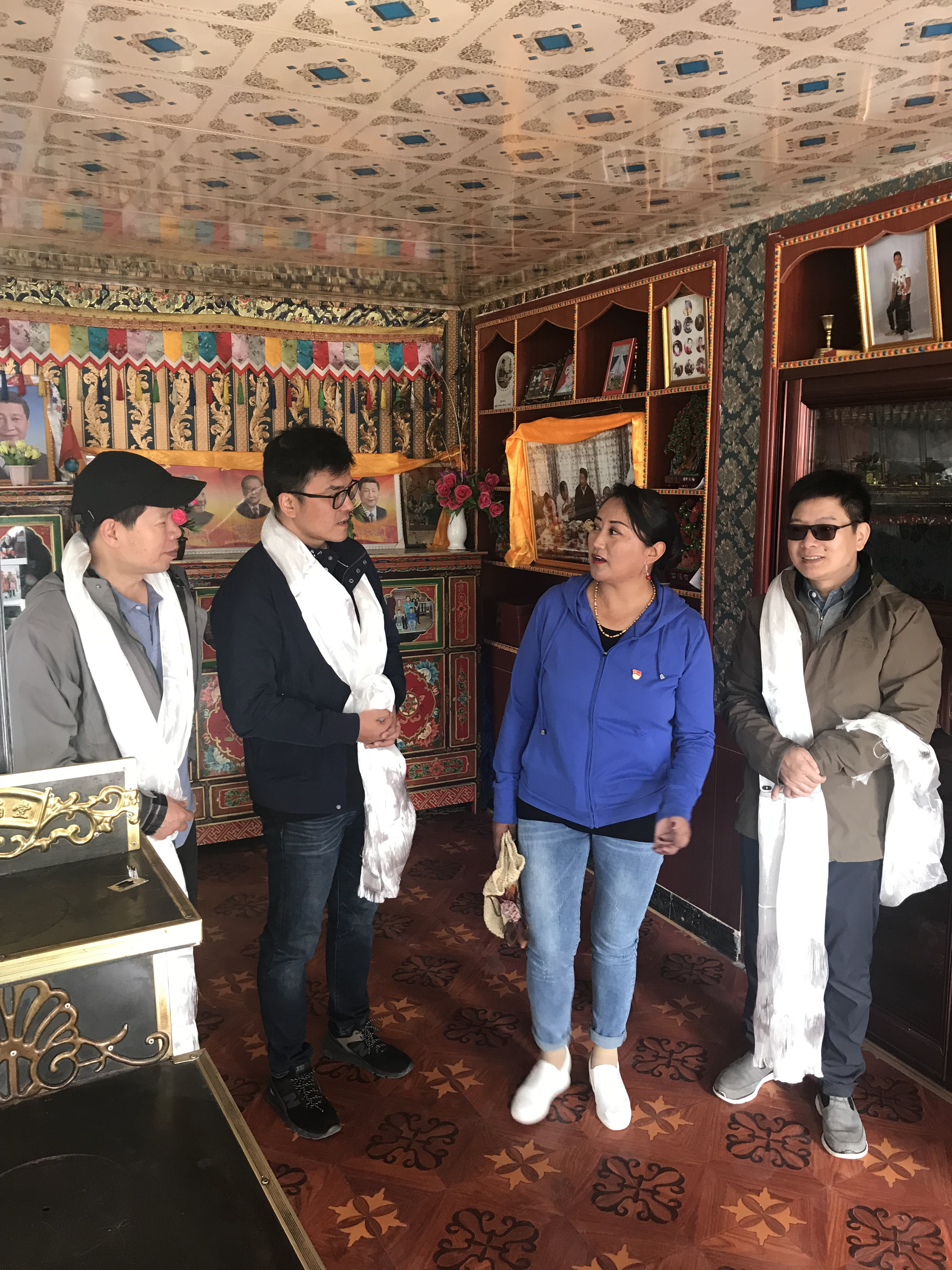 来到习总书记曾到访的藏族同胞申格家，听才让书记讲当时的故事