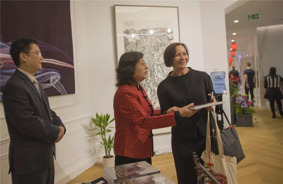 里加中国文化中心主任张丽丽向观众赠送展览画册
