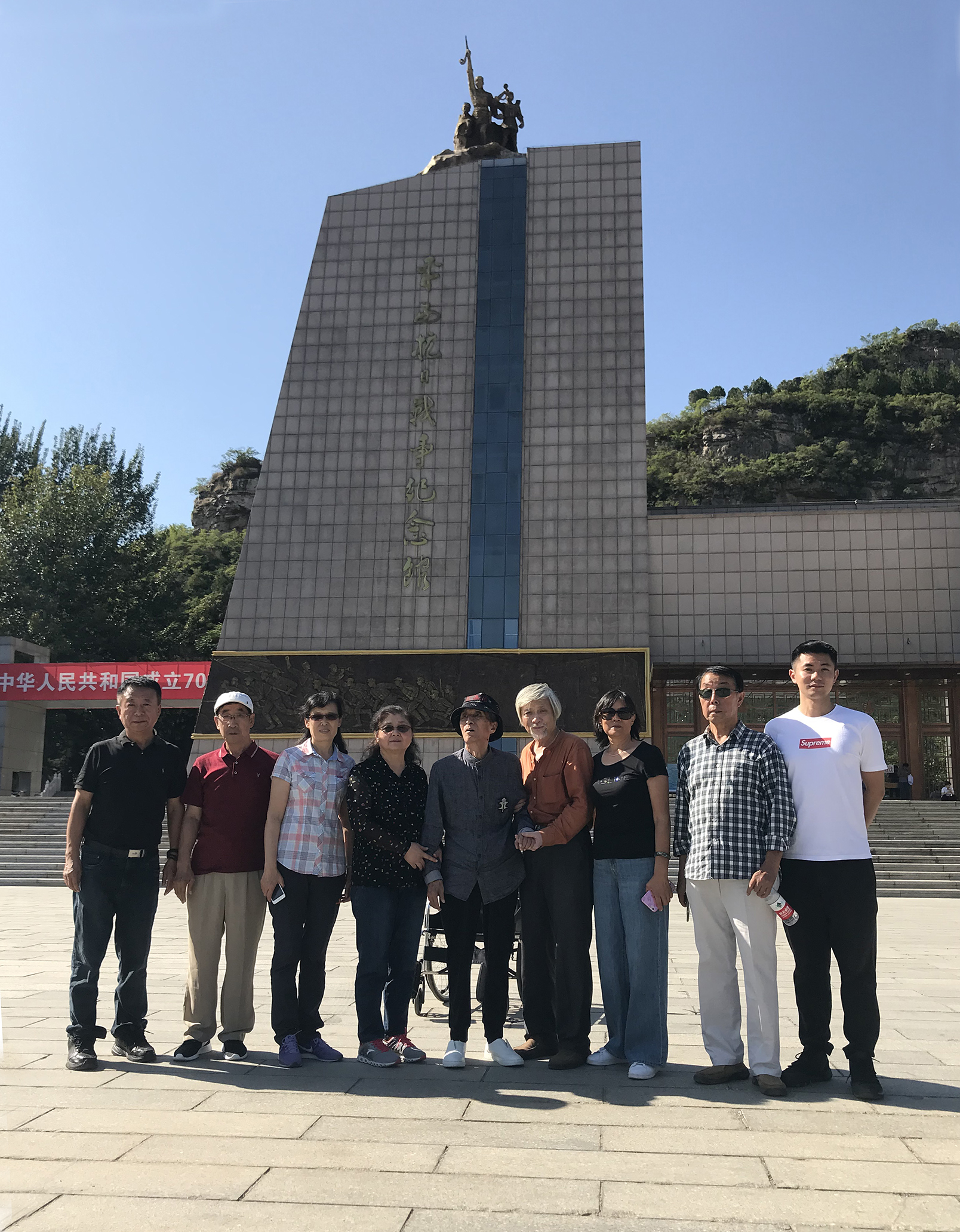 工作人员陪同退休同志参观平西抗日战争纪念馆