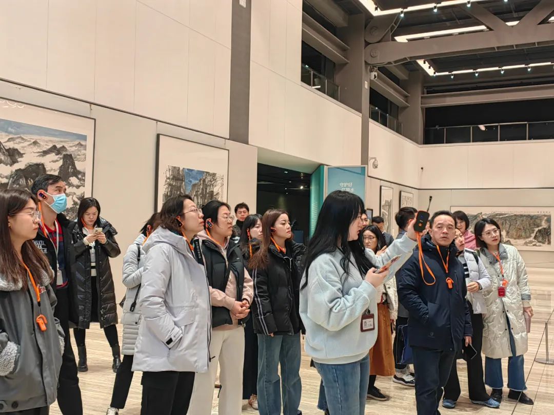 中国国家画院创研规划处张祉恩为学员们现场导览