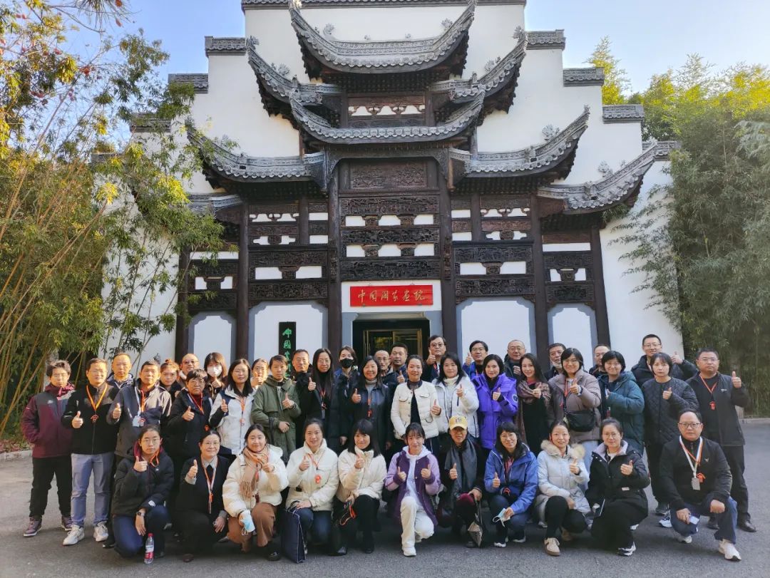 学员们在中国国家画院牌楼前合影留念