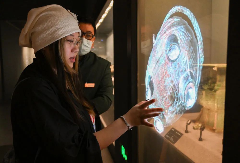2023年9月15日，观众在位于北京奥林匹克公园核心区的中国考古博物馆内体验互动屏幕。新华社记者李贺摄