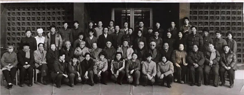 1985年中国画研究院员工与老画家们合影