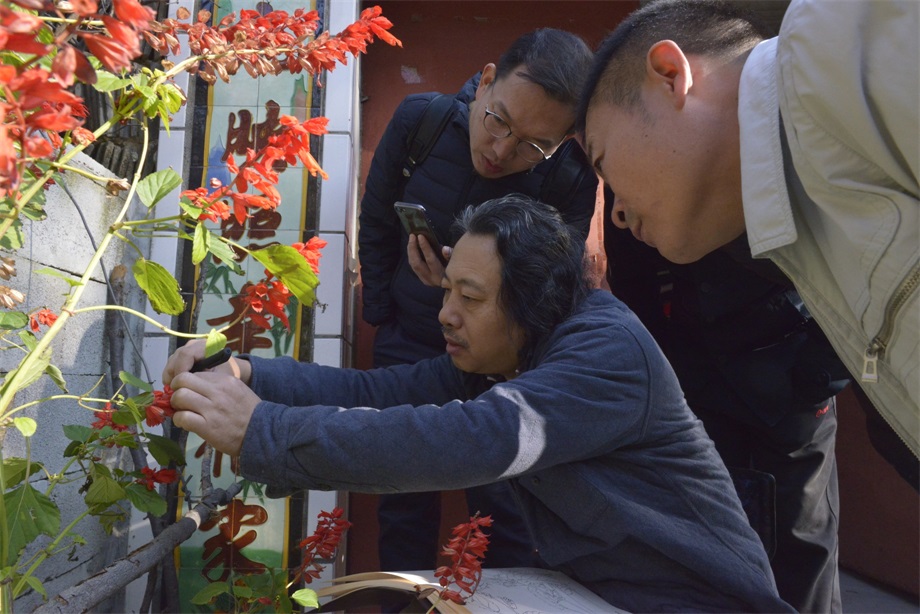 贾广健导师向学员分析植物结构