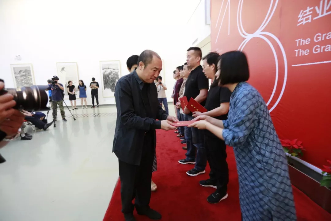 中国国家画院常务副院长卢禹舜为学员们颁发结业证书 