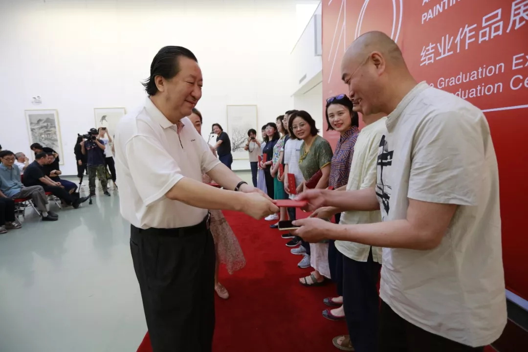 中国国家画院原院长杨晓阳为学员们颁发结业证书 