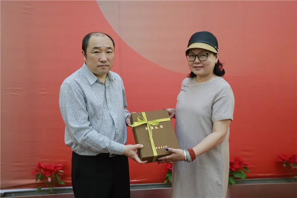 中国国家画院常务副院长卢禹舜为高卉民、曾翔导师工作室学员颁发结业证书