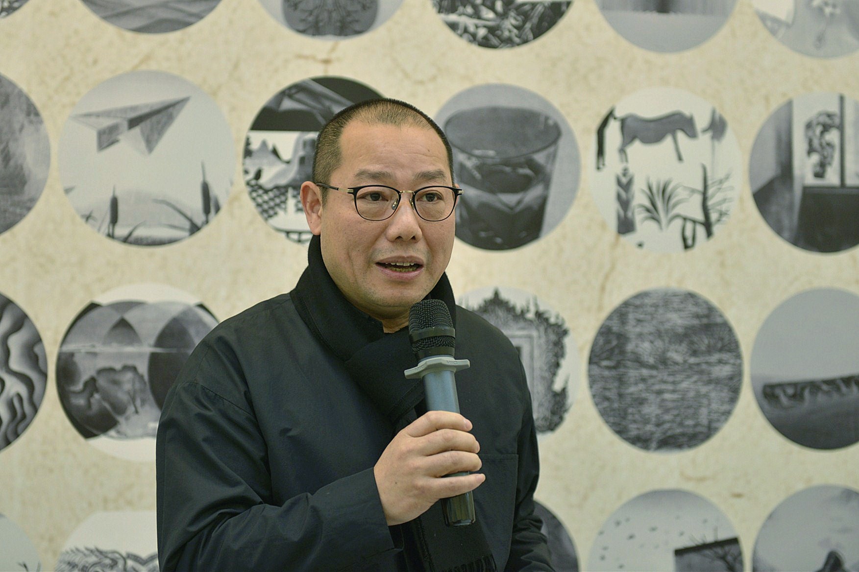 本次项目的负责人之一、中国国家画院版画院秘书长陈琦主持开幕式
