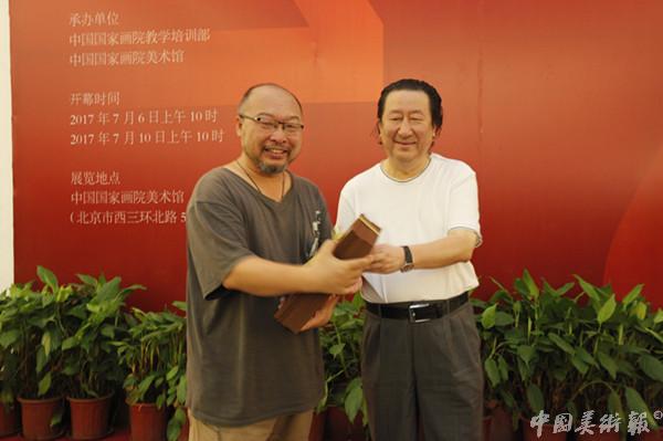 中国国家画院院长杨晓阳为课题班学员颁发结业证书