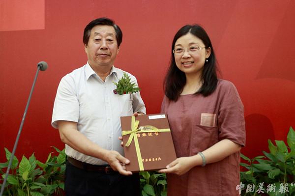 中国文联主席、美协主席刘大为为高研班学员颁发结业证书