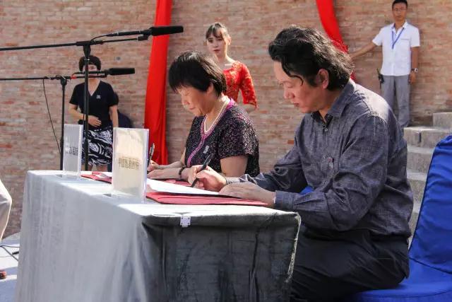 中国国家画院副院长张江舟先生和银川市副市长钱秀梅女士签署《关于成立中国国家画院版画院银川国际版画创研中心框架协议》