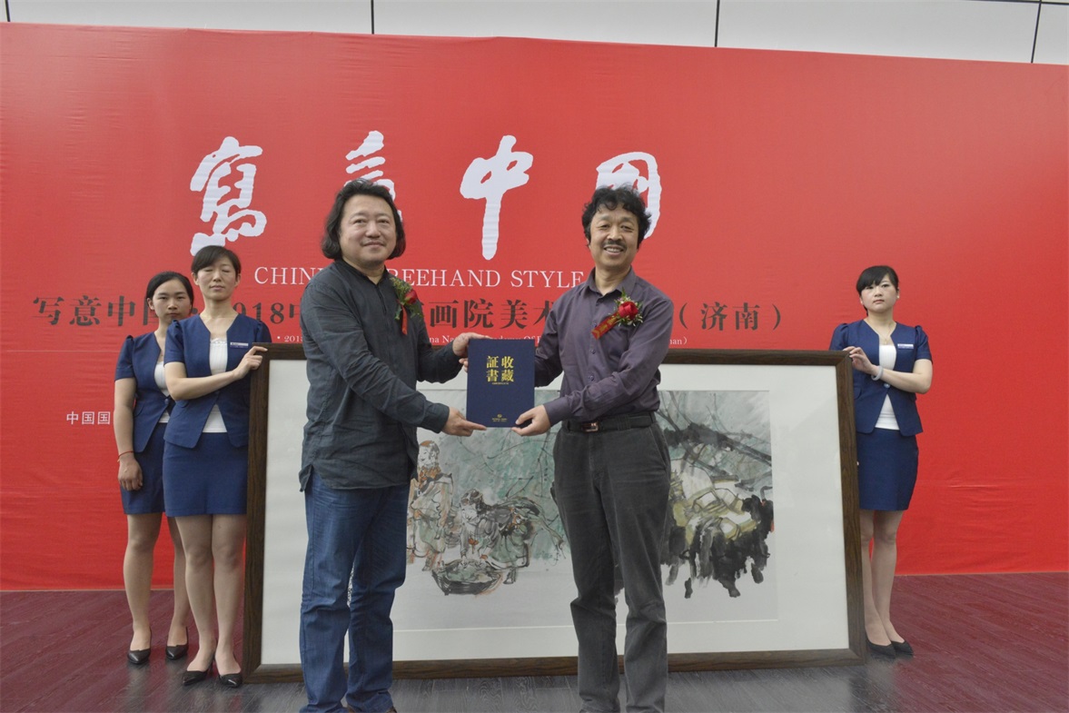 纪连彬代表中国国家画院向济南市美术馆捐赠作品，吴建军代表济南市美术馆接受捐赠